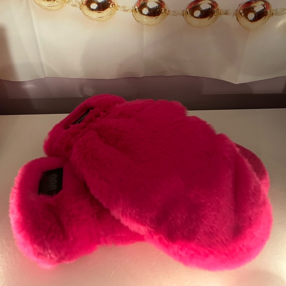 UGG Gloves, NWT. - Picture 1 of 7